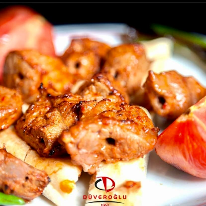 Ankara Düveroğlu Kebap’ta közlenmiş domates eşliğinde dana şiş porsiyon
