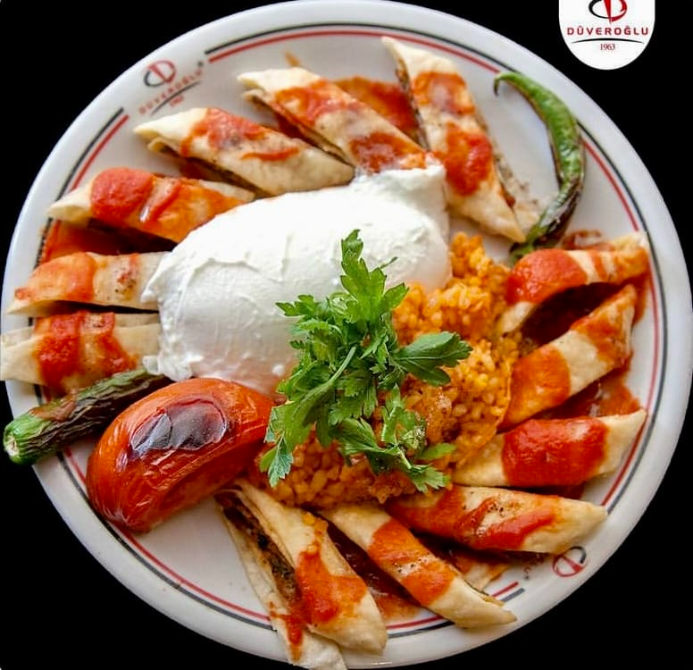 Düveroğlu Kebap’ın ünlü beyti kebabı, yoğurt ve bulgur pilavı ile servis edilen nefis bir tabak