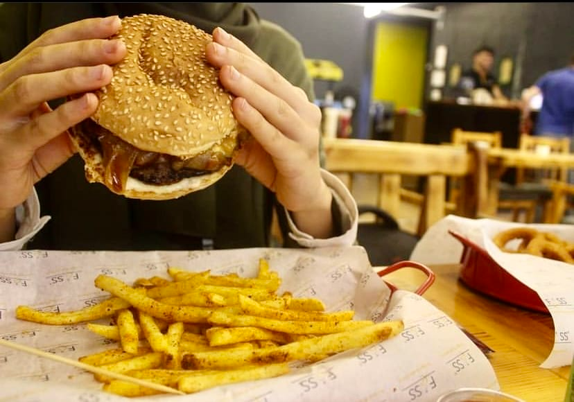 Fess Burger Ankara – patates kızartması eşliğinde büyük boy burger
