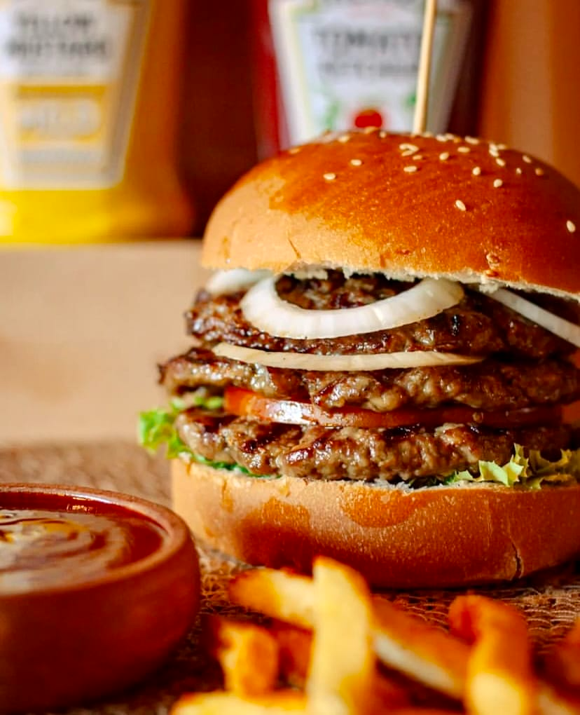 Franco Burger Ankara – soğan halkalı ve bol malzemeli burger tabağı