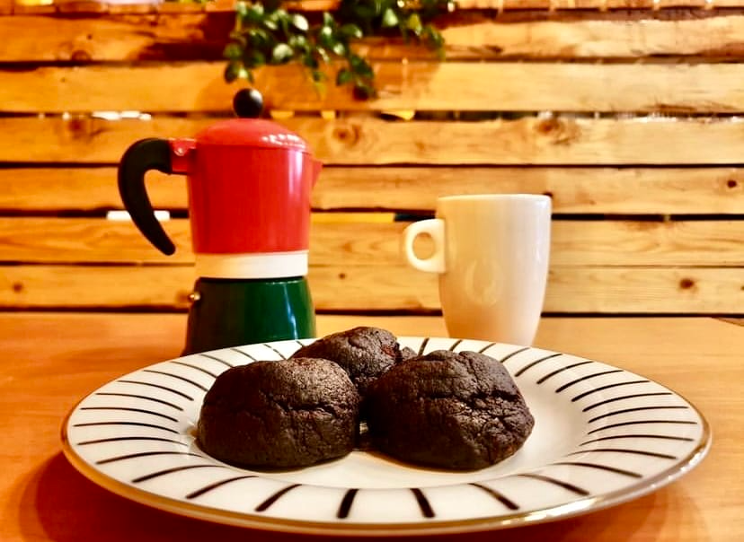 Gabo Kitchen’de kahve yanında vegan kurabiye ve tatlı tabakları