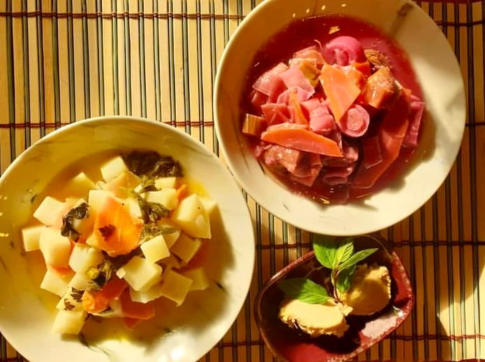 Ankara Gabo Kitchen’de sunulan renkli vegan ev yemeği ve turşu çeşitleri