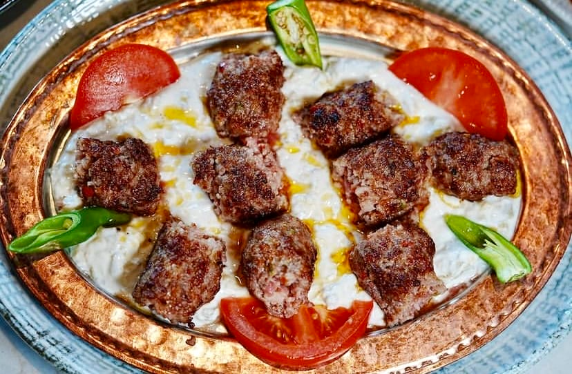 Günaydın Kebap’ın közlenmiş domates ve yoğurtla hazırlanan Ali Nazik kebabı