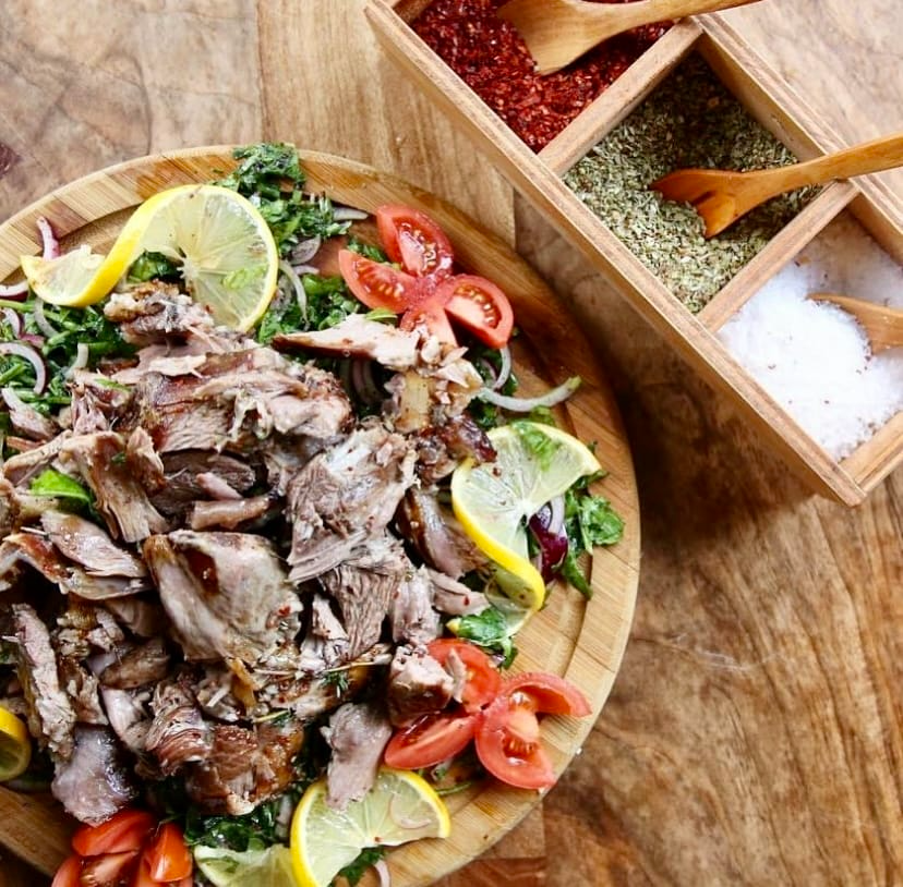 Günaydın Kebap’ta taze sebzelerle sunulan döner tabağı