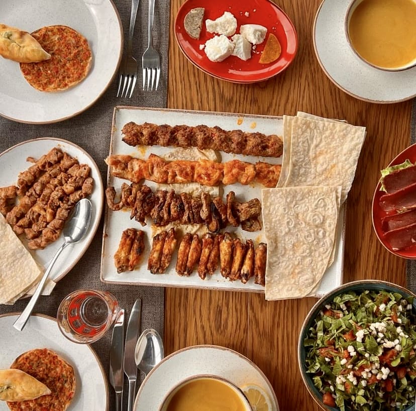 Masada, ana yemek olarak farklı kebap çeşitleri ve lavaş ekmeklerle birlikte, lahmacun benzeri pideler, çorbalar, salata, peynir tabağı ve pastırma gibi zengin Türk mutfağına özgü lezzetlerin yer aldığı, İstanbul’un en iyi teraslı mekanlarında tadılabilecek bir iftar veya akşam yemeği sofrası yukarıdan çekilmiş bir açıyla görülüyor.
