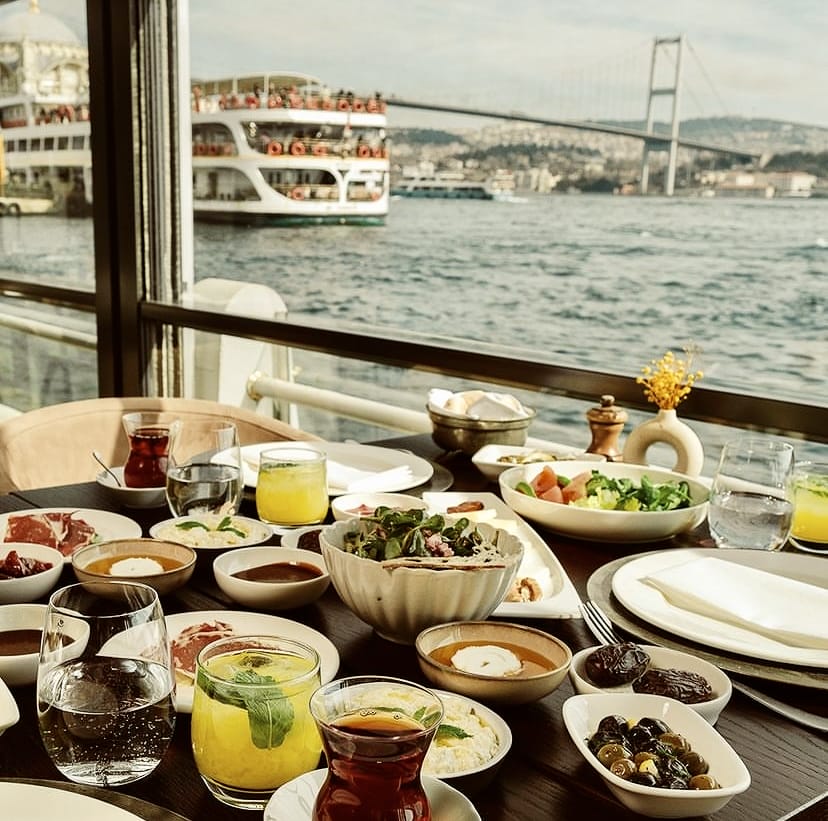 Boğazdan Bahçelere: İstanbul’un En Güzel Kahvaltı Mekânları