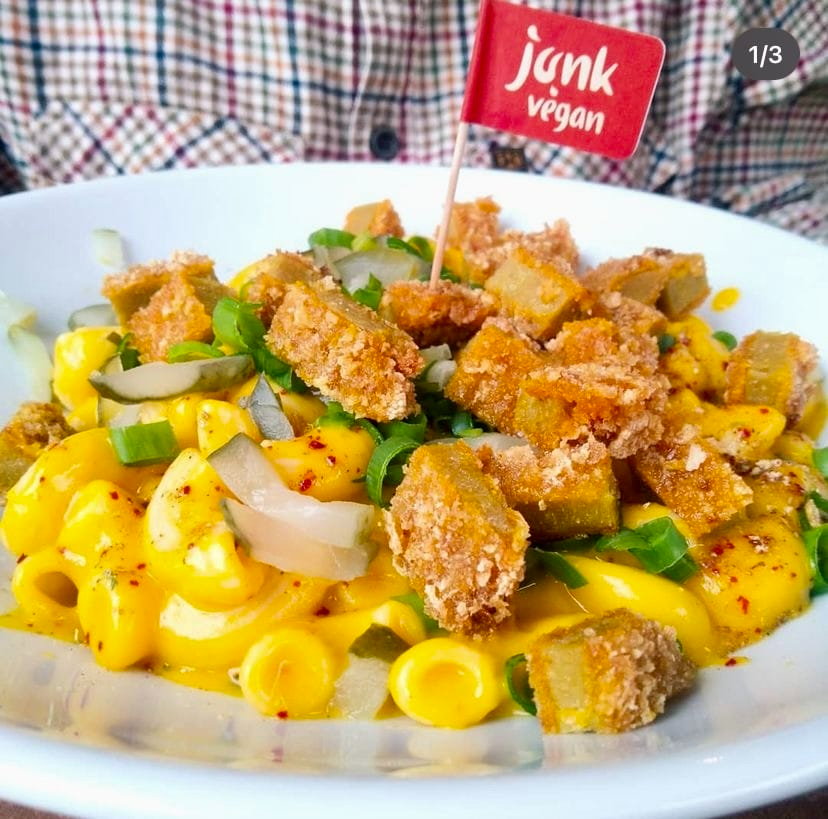 Ankara Junk Vegan restoranında servis edilen vegan mac&cheese ve çıtır tofu parçaları