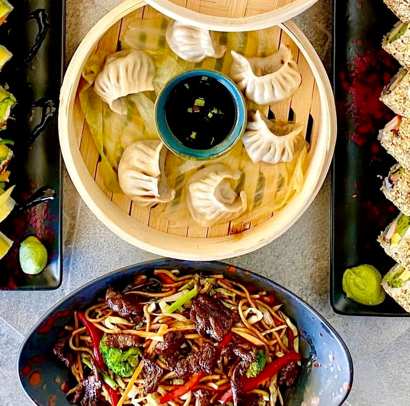 Buharda pişmiş Çin mantısı ve sushi tabağı, Kaizen Chefs Ankara.