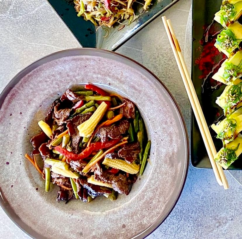 Renkli sebzelerle hazırlanan etli noodle, Kaizen Chefs Ankara.