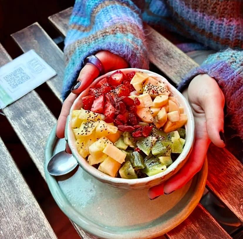 Ankara Kaktüs Smoothies & More’da tropikal meyvelerle hazırlanan sağlıklı smoothie bowl