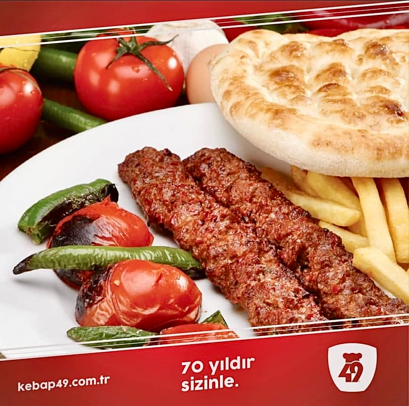 Kebap 49’un Adana kebabı, közlenmiş sebzeler ve pide eşliğinde şehrin en iyi kebap lezzetleri