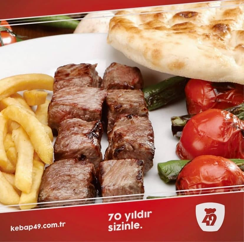Ankara Kebap 49’da et şiş, pide ve patates kızartmasıyla servis edilen geleneksel kebap tabağı