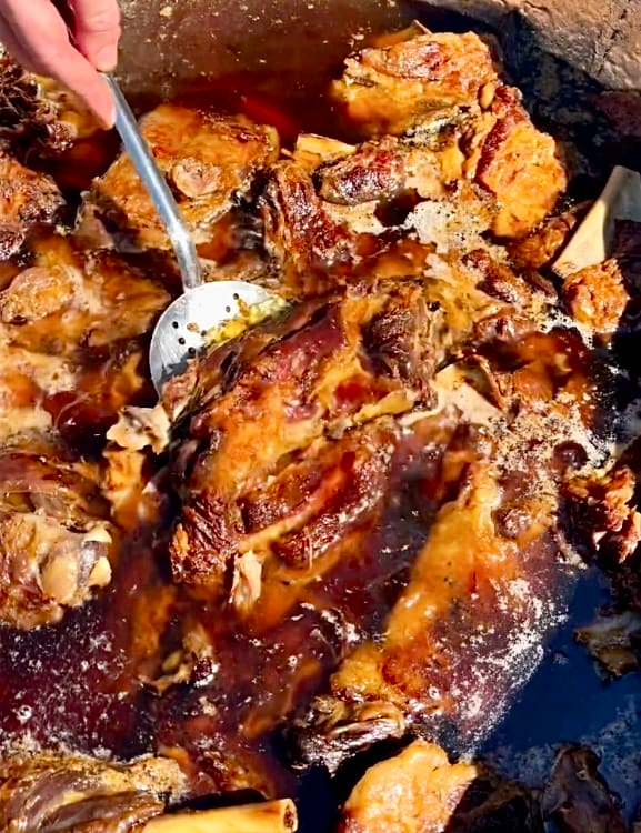 Konyalı Kebap’ın odun ateşinde pişen kuzu tandırı, bol etli sunum