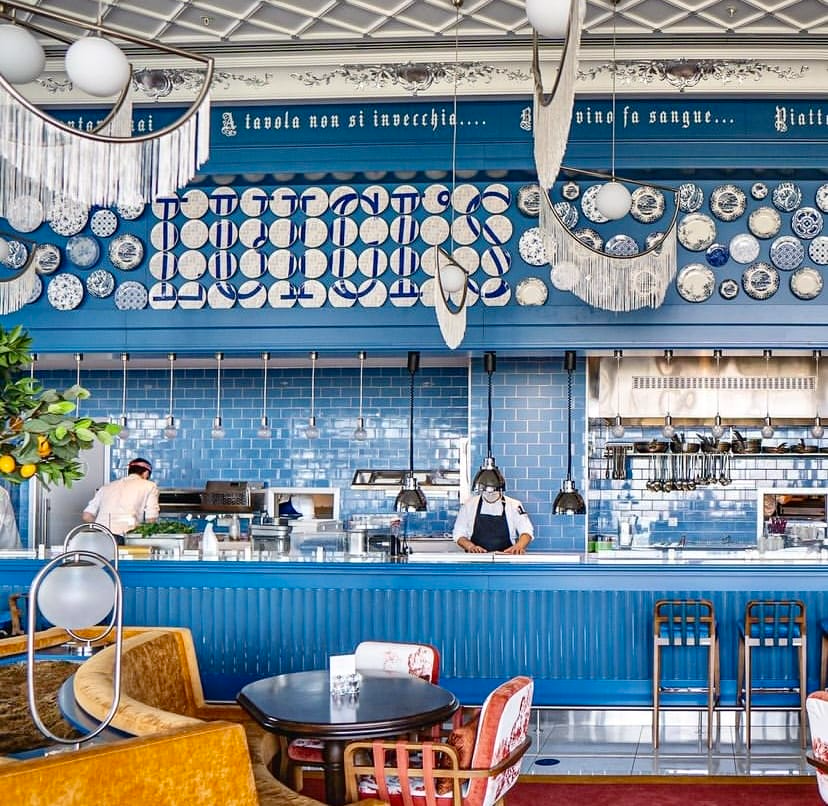 Luigi’s Ristorante Bar – şık dekorasyon ve mavi tonlarda restoran ambiyansı Ankara