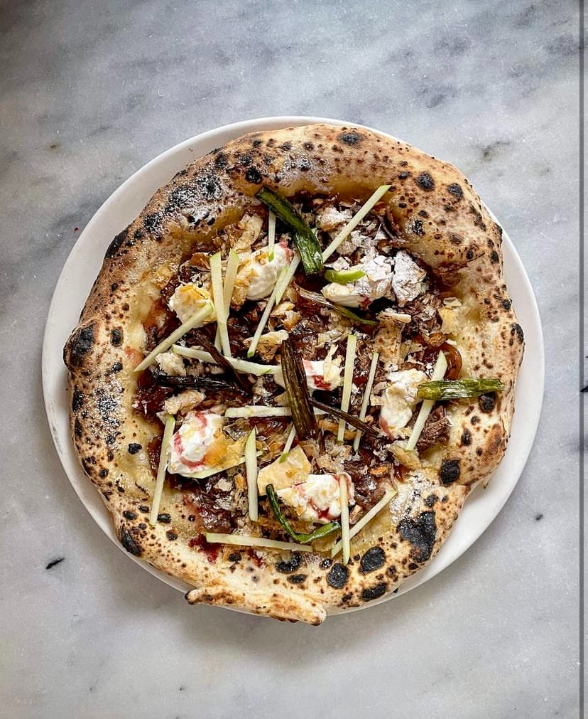 MOZZ Pizza Ankara – geniş kenarlı odun ateşi pizzası