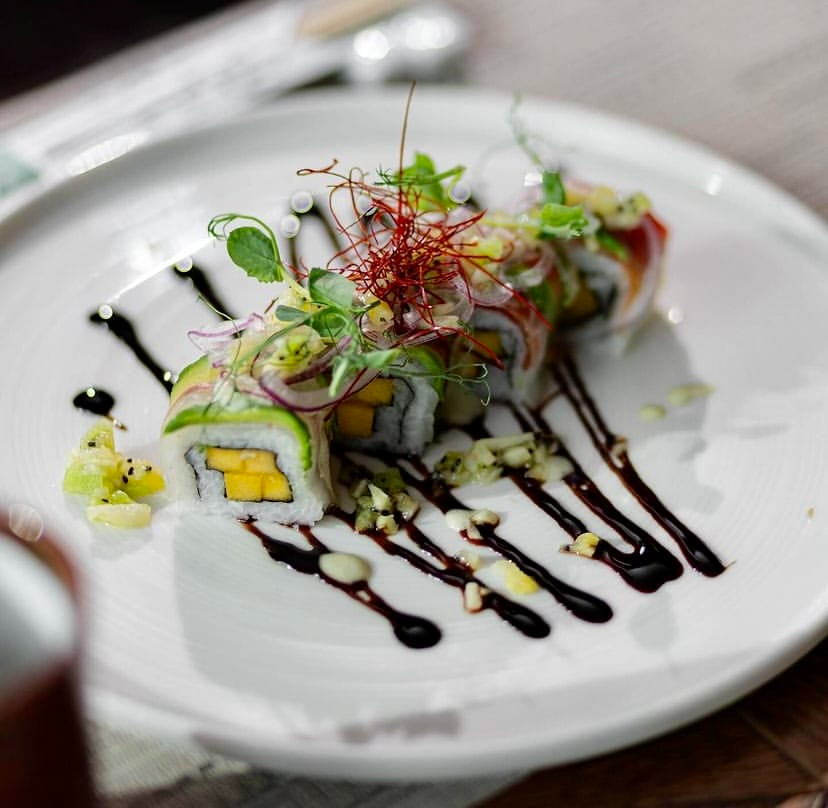Sushi ruloları ve soslu sunum, Maromi by Divan Ankara.