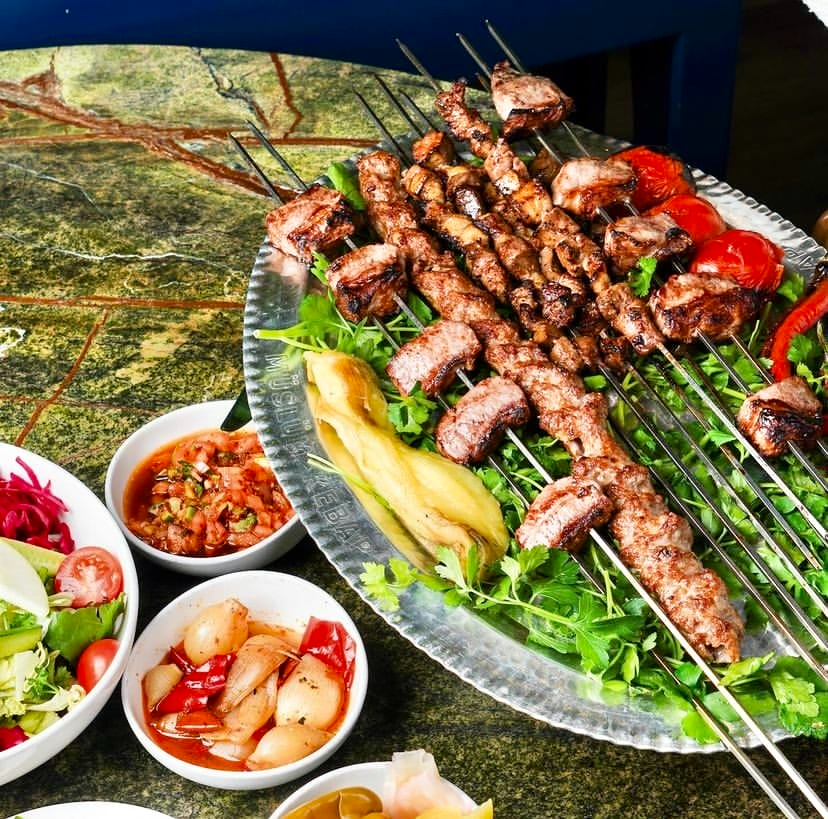 Müslüm Kebap’ın karışık kebap tabağı, şiş kebap ve nefis garnitürlerle Ankara’da kebap keyfi