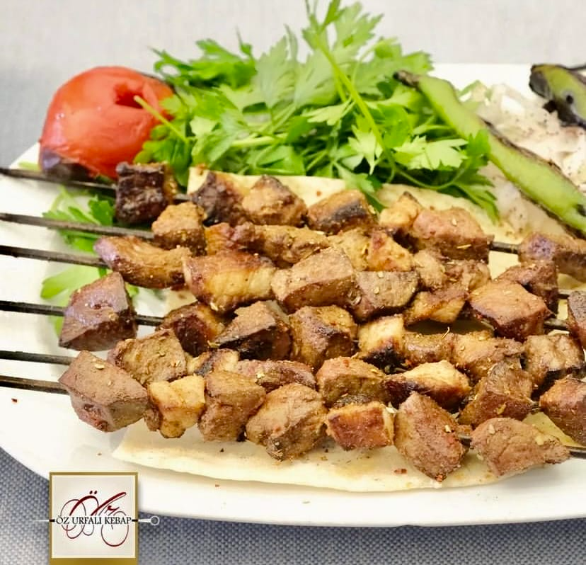 Öz Urfalı Kebap’ta dana şiş, közlenmiş sebzeler ve taze yeşillikler