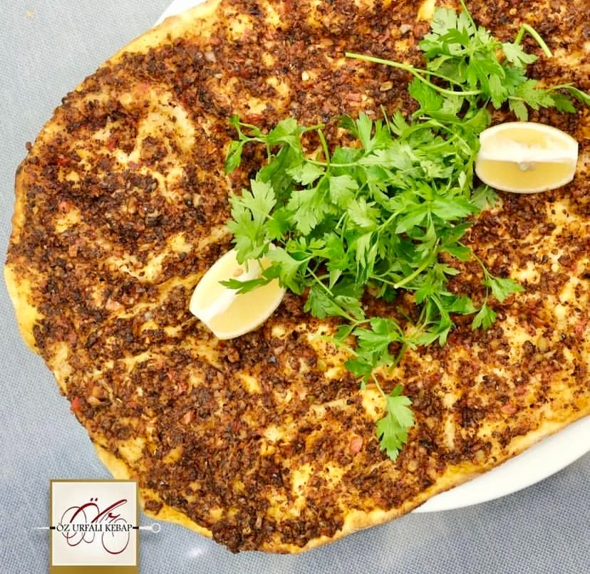 Öz Urfalı Kebap’ın geleneksel lahmacunu, taze limon ve maydanoz eşliğinde