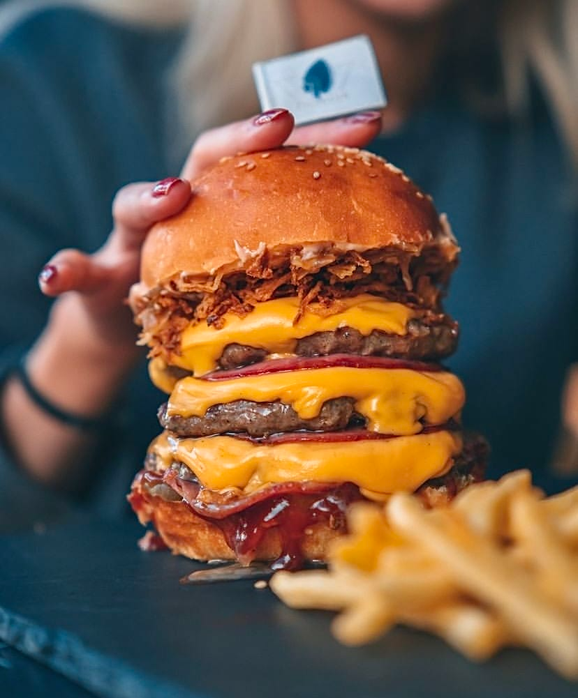 Piel Roja – çift katlı cheddar peynirli ve etli burger Ankara