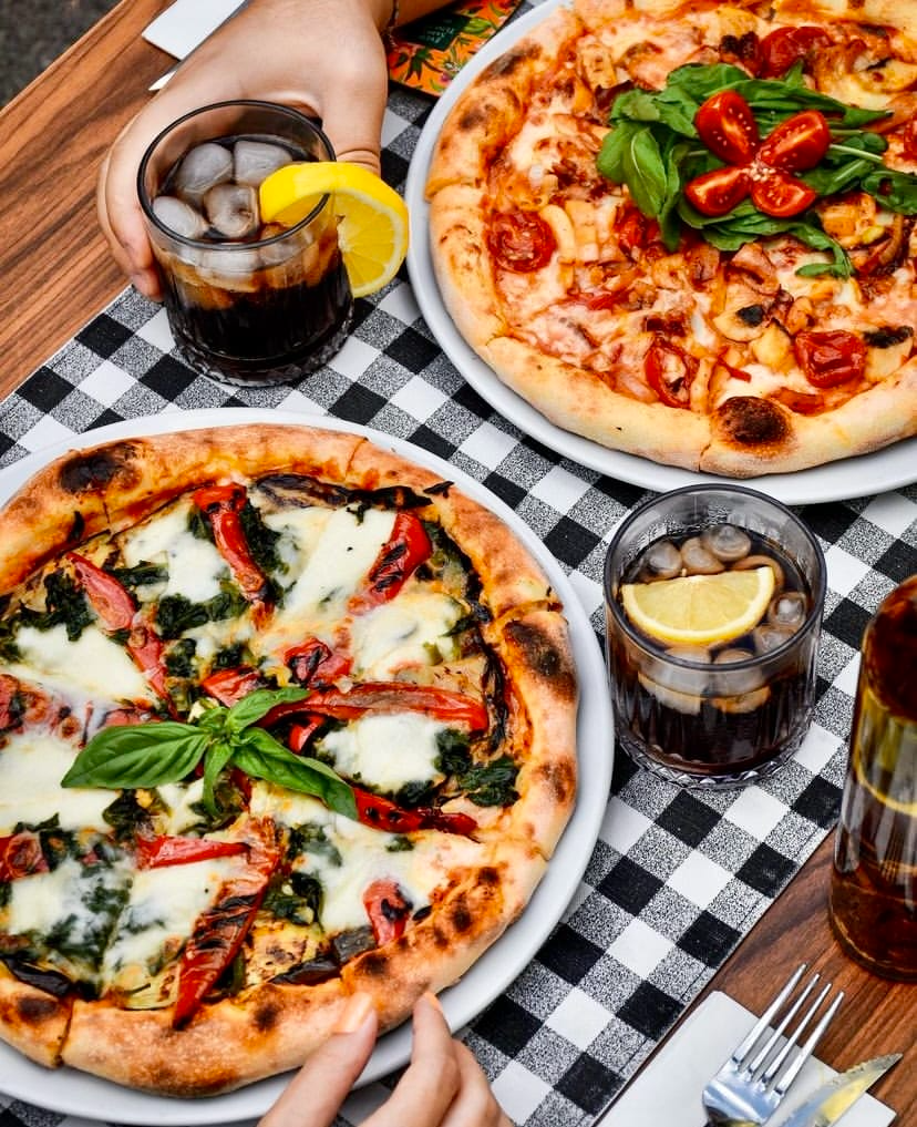 Pizza Sapore – bahçede servis edilen üç farklı pizza tabağı Ankara