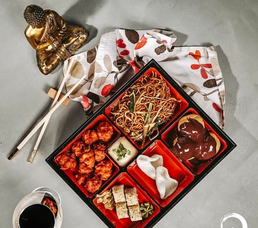 Bento kutusunda noodle, tavuk ve sushi çeşitleri, Quick China Ankara.