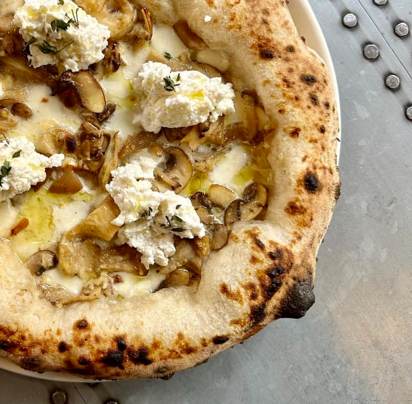 Stüdyo Pizza Ankara – ricotta peynirli mantarlı Napoli pizzası