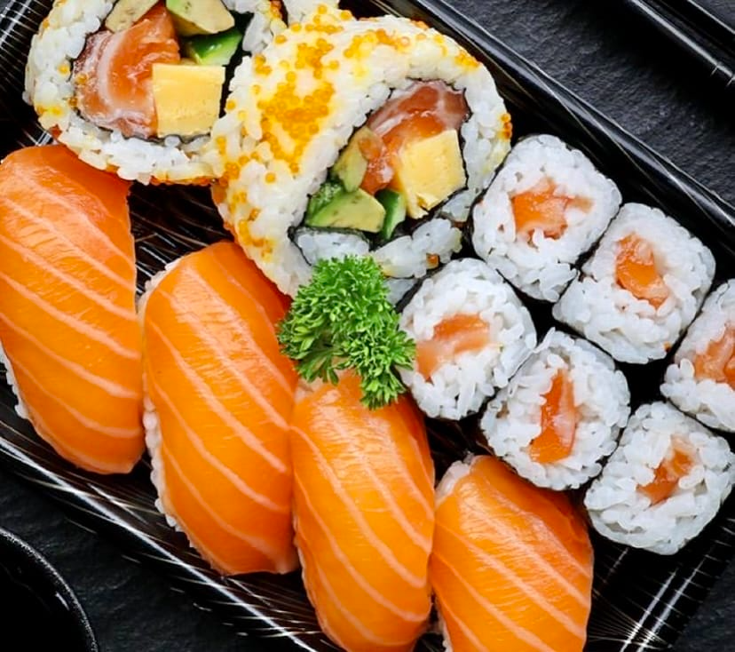 Somon ve avokadolu sushi çeşitleri, Sushi House menüsü.