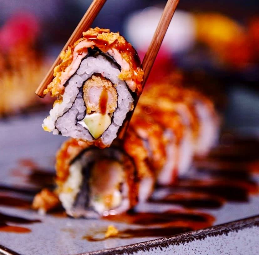 Chopstick ile tutulan soslu sushi roll, Sushi House Ankara.