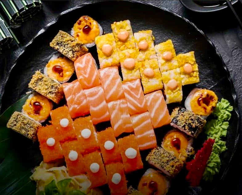 Somon sashimi ve renkli sushi roll tabağı, Sushi Meet Ankara.