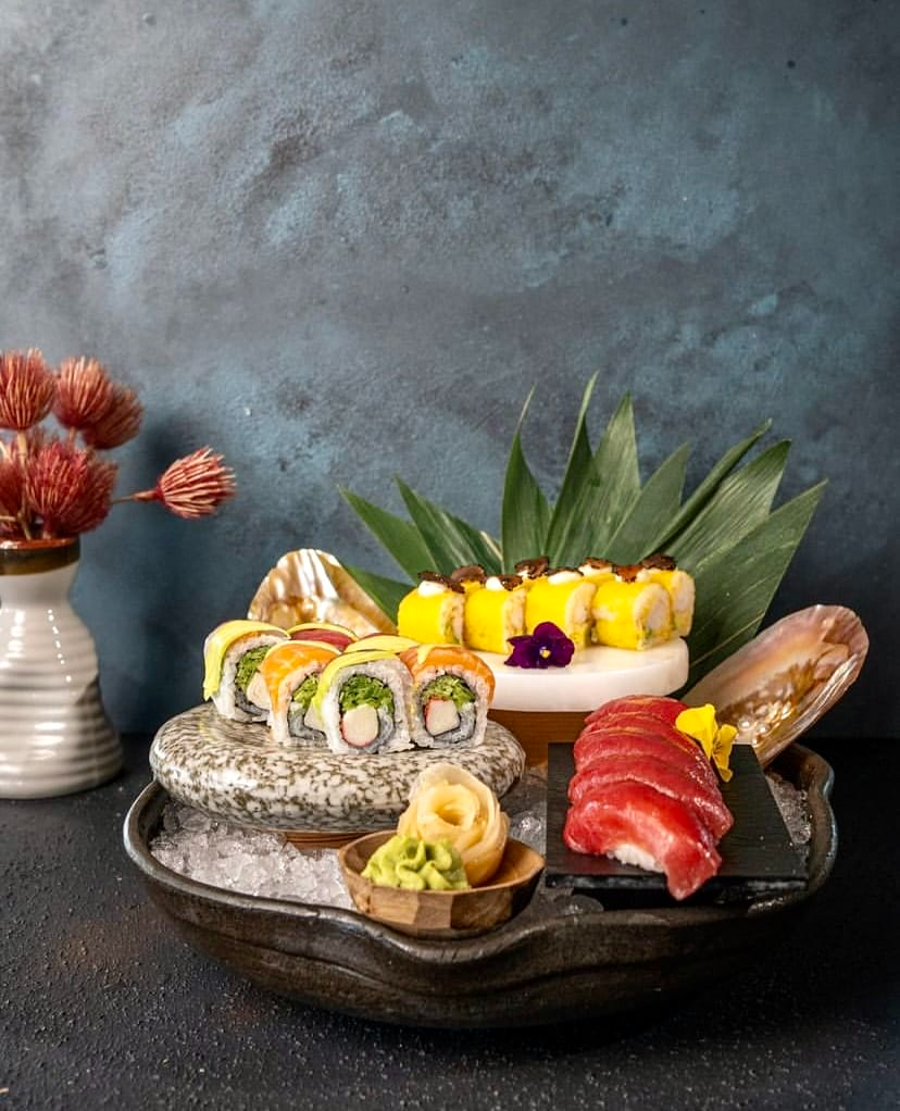 Sarı ve kırmızı sushi roll sunumları, SushiCo menüsü.