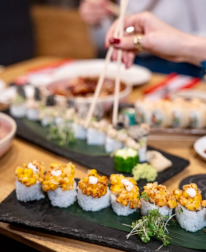 Renkli sushi tabakları ve sashimi çeşitleri, SushiCo Ankara.