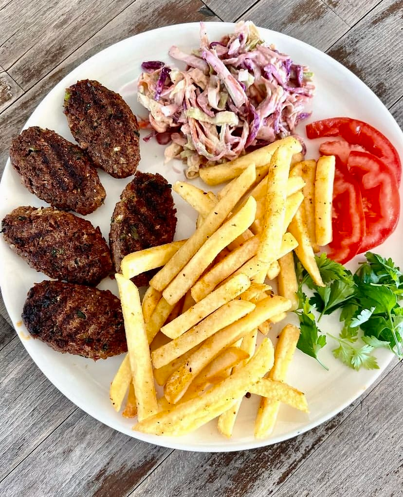 Terradan Vegan Pub & Mutfak menüsünde vegan köfte, patates kızartması ve salata tabağı