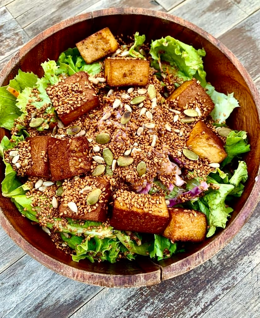 Ankara Terradan Vegan Pub’ta fındık ve tohumlarla zenginleştirilmiş vegan salata