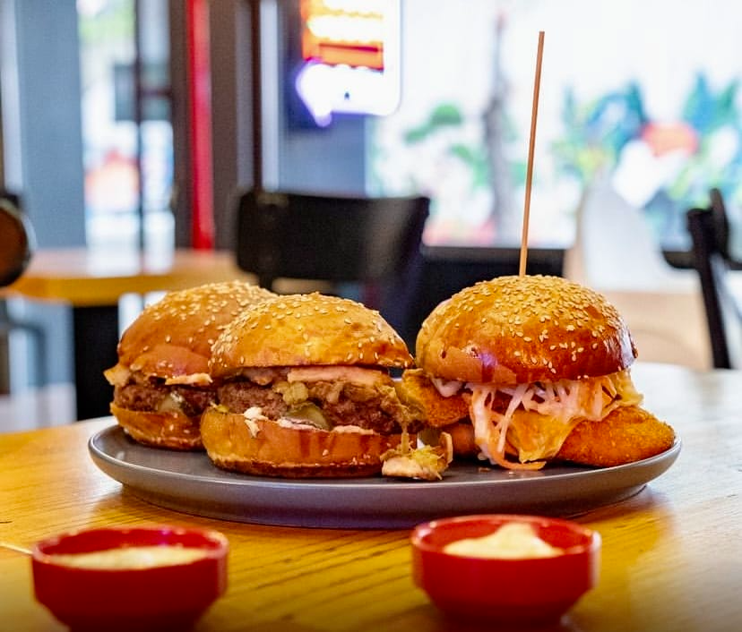 That’s Burger Ankara – üçlü burger tabağı ve soslarla servis