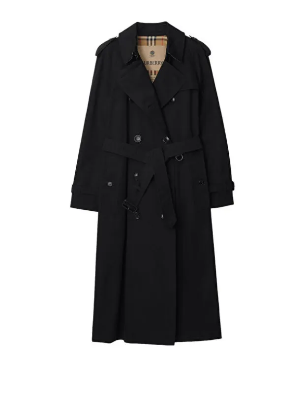 Kapsül gardırop için zamansız bir anahtar parça olan bu uzun, siyah Burberry trençkot, açık yakasından görünen ikonik ekose astarı, kruvaze kesimi, kemerli beli, omuz apoletleri ve manşet kayışlarıyla mevsim geçişlerinde şıklığı zahmetsizce tamamlıyor.