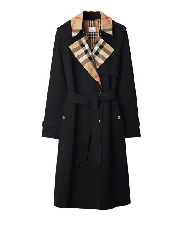 Burberry'nin ikonik bej, siyah ve kırmızı ekose desenli yakasına sahip, beli kemerli, uzun siyah bir trençkot; mevsim geçişlerinde kurtarıcı bir parça olarak kapsül gardırobunuzun zamansız ve şık anahtarlarından biri.