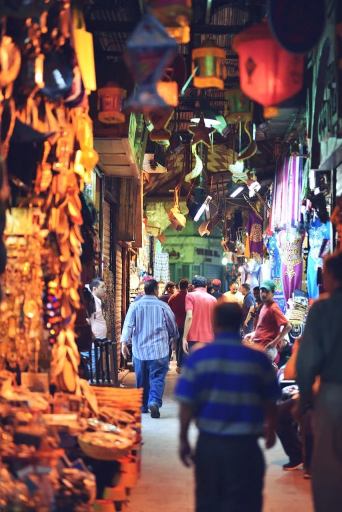 Gaziantep Büyük Çarşı’da rengârenk dükkânların ve el işi ürünlerin arasında gezen ziyaretçiler; şehrin canlı alışveriş atmosferi.