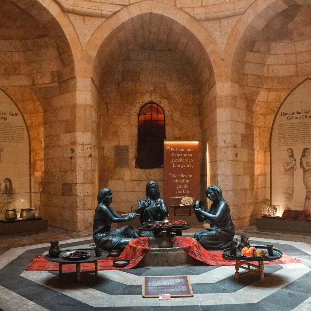 Gaziantep Hamam Müzesi’nde sergilenen bronz kadın heykelleri; geleneksel hamam kültürünü ve eski sosyal yaşamı canlandırıyor.