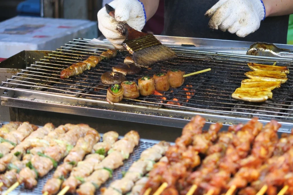 Gaziantep’te köz ateşinde pişirilen kebap ve şişler, ustanın fırçayla sos sürerek hazırladığı lezzetli mangal ziyafeti.