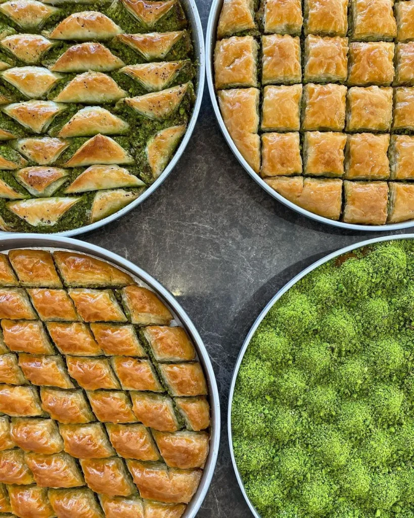 Gaziantep’in meşhur baklavacı Koçak’ta farklı kesimlerde hazırlanmış fıstıklı baklavalar, tazeliği ve rengiyle iştah kabartıyor.