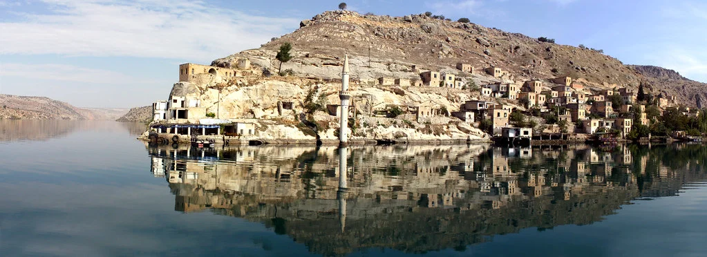 Gaziantep’e yakın Halfeti’nin Fırat Nehri kıyısındaki sular altında kalan eski evleri ve tarihi minaresiyle eşsiz manzarası.