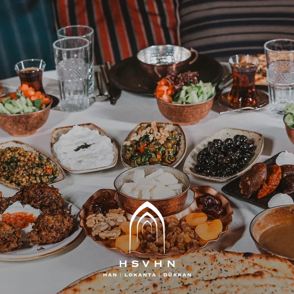 Hışvahan Gaziantep’te sunulan yöresel kahvaltı sofrası; zeytin, peynir, reçel ve yerel lezzetlerle dolu geleneksel sunum.