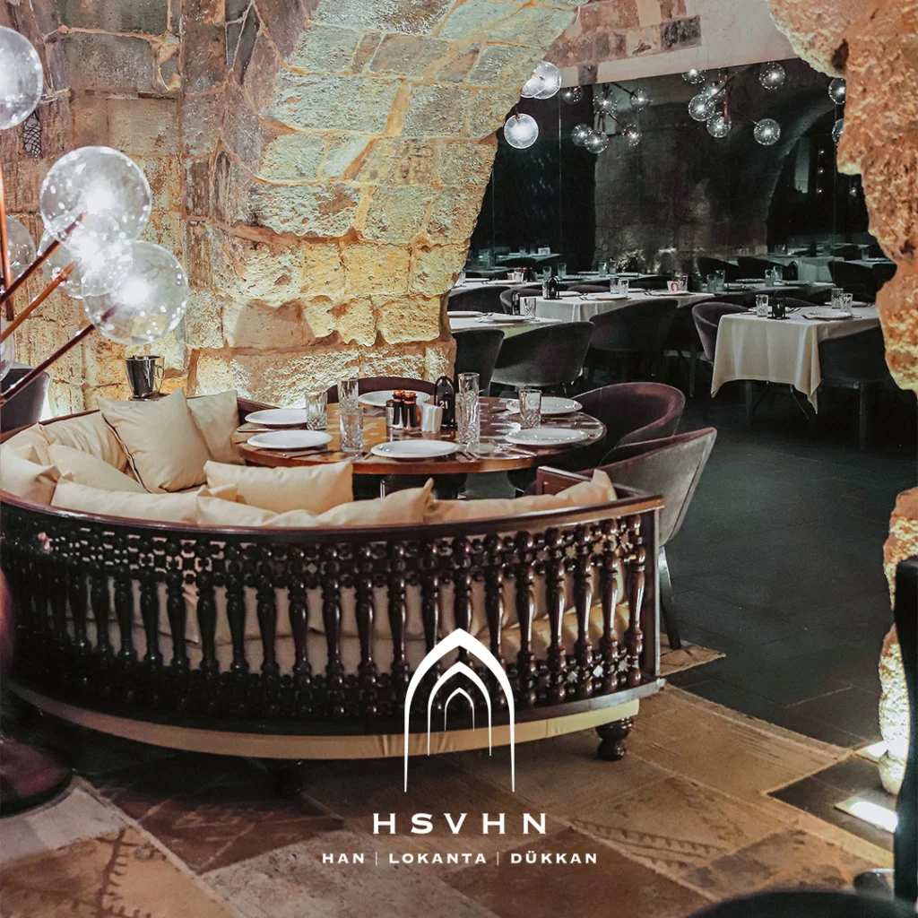 Hışvahan Gaziantep’in taş kemerlerle çevrili restoran iç mekânı, zarif masa düzeni ve modern aydınlatmalarıyla tarihi dokuyu tamamlıyor.