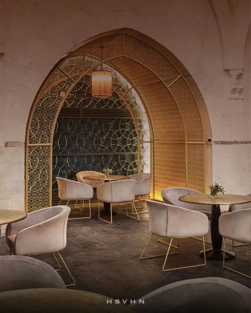 Hışvahan Gaziantep’in kemerli tasarıma sahip şık oturma alanı, taş duvarlarla modern mobilyaları birleştiriyor.