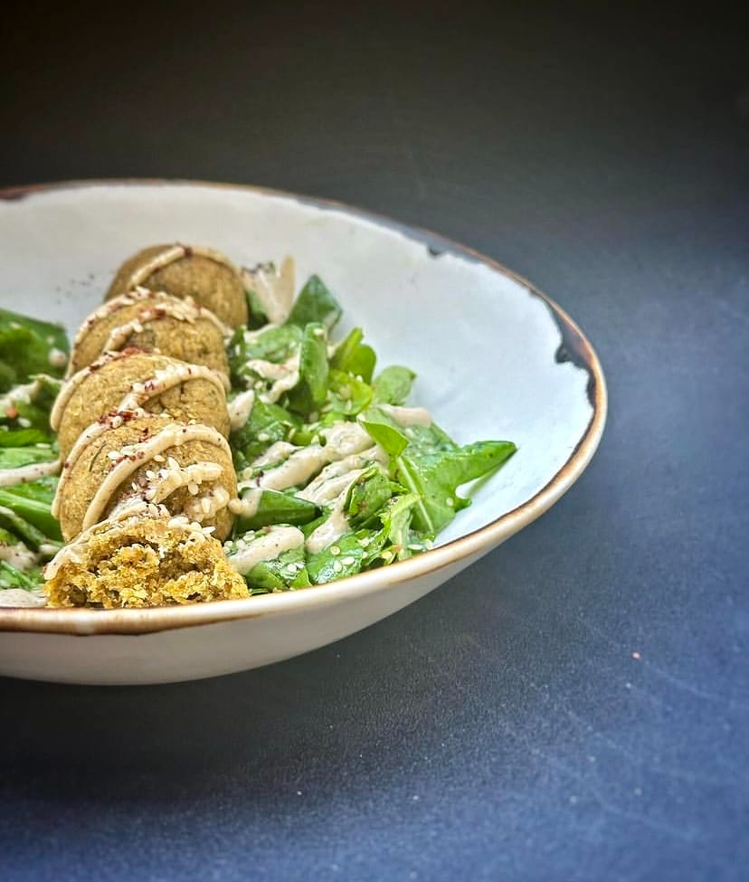 Ankara inPut Healthy Foods’te sağlıklı vegan salata ve falafel tabağı