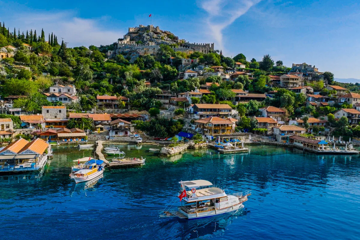 Kaş’ın En İyi Restoranları: Deniz Manzarası, İyi Yemek ve Uzun Sofralar