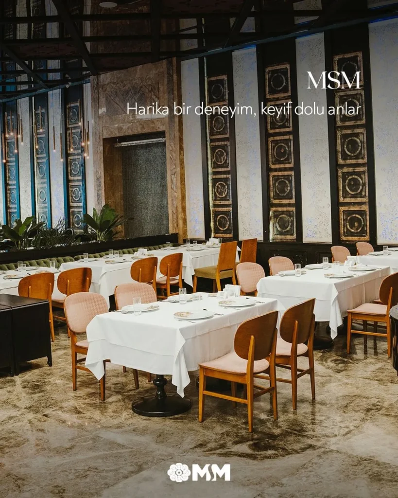 Gaziantep’te MSM Restoran’ın modern ve zarif dekorasyonuyla hazırlanmış ferah yemek salonu.