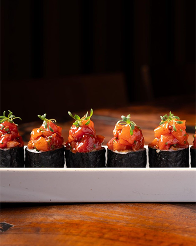 Beyaz dikdörtgen bir tabakta özenle sıralanmış, koyu renk nori ile sarılıp üzerleri nar gibi doğranmış taze balık ve yeşil filizlerle süslenmiş iştah açıcı sushi roll'ları, İstanbul'un en seçkin sushi restoranlarında sunulan Uzak Doğu mutfağının estetik ve lezzet dolu yüzünü gözler önüne seriyor.