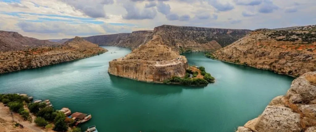 Gaziantep ile Şanlıurfa sınırında yer alan Rumkale’nin Fırat Nehri üzerindeki etkileyici manzarası ve tarihi kalıntıları.